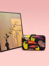 Load image into Gallery viewer, Toucan Rhinestone Inlaid Chain Strap Clutch