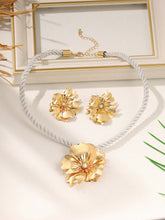 Load image into Gallery viewer, Flower Necklace And Earrings Set